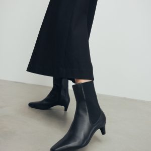 SUM371 Black Leather Sdard/Wide Fit Chisel Toe Chelsea Ankle Boots